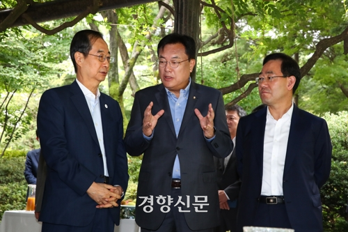 한덕수 국무총리(왼쪽)와 정진석 국민의힘 비상대책위원장, 주호영 원내대표가 25일 서울 종로구 국무총리공관에서 열리는 제4차 고위당정협의회에 앞서 대화하고 있다. 국회사진기자단