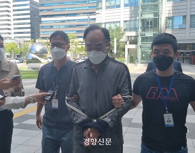 친누나를 살해한 혐의를 받는 60대 남성 A씨가 25일 오후 서울동부지법에서 열린 구속 전 피의자심문(영장실질심사)에 출석하고 있다. 전지현 기자