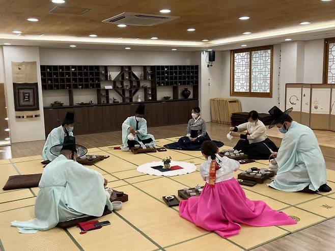 지난 22일 아시아척추학술대회 참가자 6명이 모명재 한국전통문화체험관에서 다례 체험을 하고 있다. (수성구청 제공) 2022.09.25