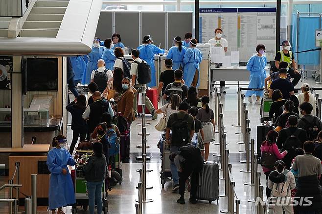 [홍콩=AP/뉴시스] 23일 홍콩 국제공항 입국장에서 승객들이 격리 호텔로 향하는 버스를 기다리고 있다. 존 리 홍콩 행정장관은 26일부터 홍콩 입국자에 대한 호텔 격리 규정을 폐지한다고 밝혔다. 2022.09.23