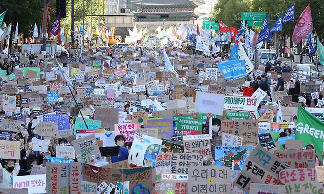 924 기후정의행진 참가자들이 지난 24일 서울시청 인근 세종대로에서 화석 연료와 생명 파괴 체제 종식을 촉구하는 집회를 하고 있다. 이날 주최측은 행진에 3만5000명의 시민이 함께했다고 전했다. 뉴스1