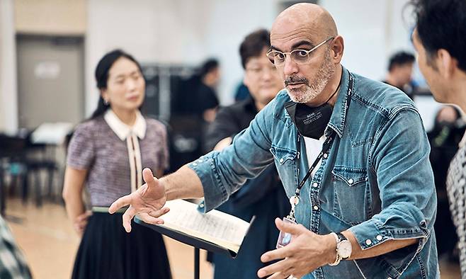 2019년 호평받은 오페라 ‘호프만의 이야기’를 다시 국내 무대에서 선보이게 된 연출가 뱅상 부사르가 서울 서초구 예술의전당 내 국립예술단체 연습동에서 연기지도를 하고 있는 모습. 국립오페라단 제공