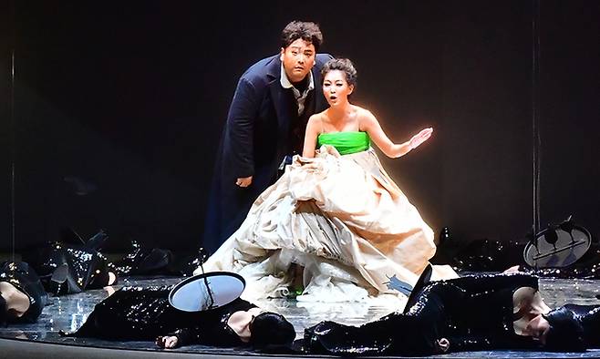 2019년 서울 예술의전당 오페라극장에서 공연된 ‘호프만의 이야기’ 한 장면. 여성 출연자가 입은 한복 스타일 의상이 신비로운 무대 분위기와 잘 어울린다. 국립오페라단 제공