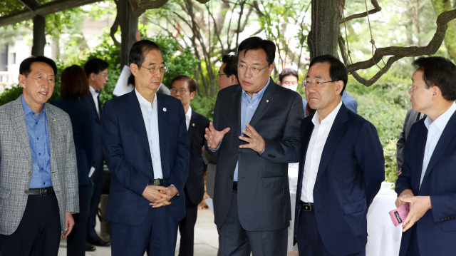 한덕수 국무총리와 정진석 국민의힘 비상대책위원장이 25일 서울 종로구 총리 공관에서 열린 제4차 고위 당정협의회에서 대화하고 있다. 국민의힘의 김석기(왼쪽부터) 사무총장, 한 총리, 정 비대위원장, 주호영 원내대표, 성일종 정책위의장. 성형주 기자