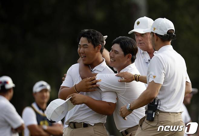 25일(한국시간) 포섬 경기에서 승리를 확정한 김주형(왼쪽)과 김시우가 얼싸안으며 기뻐하고 있다. ⓒ AFP=뉴스1