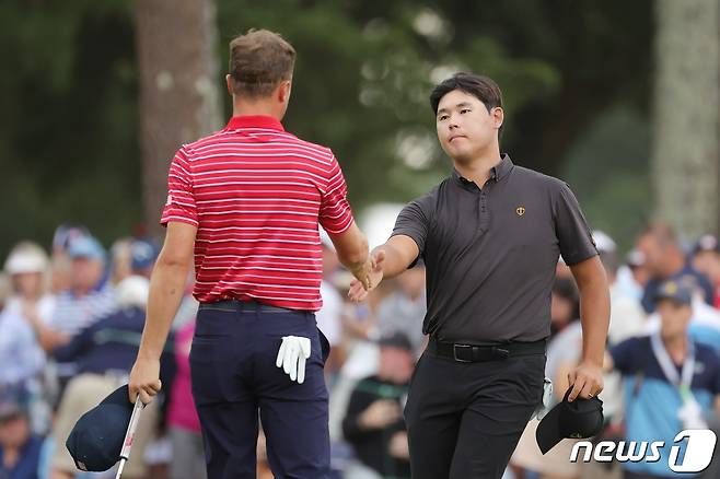 토머스(왼쪽)와 악수하는 김시우 ⓒ AFP=뉴스1