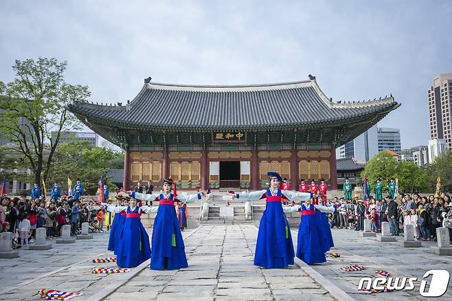 27일 서울 종로구 덕수궁에서 궁중문화축전의 일환으로 '시간여행 그날, 고종-대한의 꿈'이 공연이 열리고 있다. 궁중문화축전은 한국의 대표적 문화유산인 궁궐을 활용해 국민들이 더욱 친숙하게 우리 문화유산을 접할 수 있도록 하기 위해 기획됐다.(한국문화재재단 제공) 2019.4.28/뉴스1