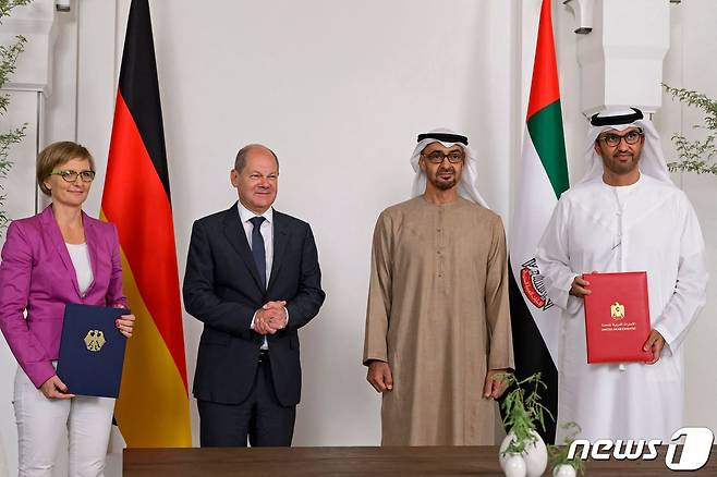 올라프 숄츠 독일 총리와 모하메드 빈 자이드 알 나흐얀 UAE 대통령이 25일(현지시간) 아부다비에서 LNG 공급과 산업 협력 협정서의 서명식에 참석을 하고 있다. ⓒ AFP=뉴스1 ⓒ News1 우동명 기자