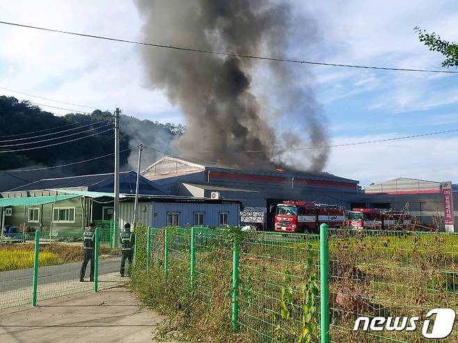 26일 오후 충북 진천군 광혜원면 월성리 한 종이상자 생산공장에서 불이 났다. (충북소방본부 제공)