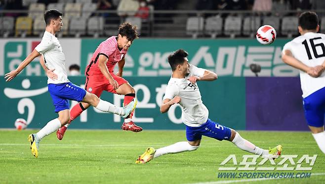 대한민국 올림픽 축구 대표팀과 우즈베키스탄의 평가전이 26일 화성종합경기타운에서 열렸다. 고영준이 슈팅을 시도하고 있다. 화성=박재만 기자 pjm@sportschosun.com/2022.09.26/