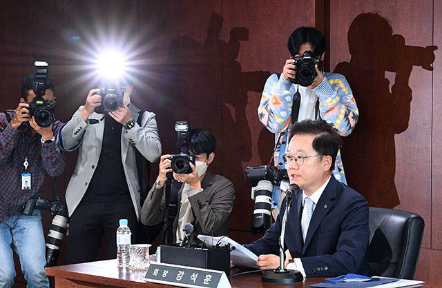 26일 산업은행 여의도 본점 동관에서 강석훈 산업은행 회장이 기자회견을 열고 대우조선해양에 대한 전략적 투자유치 절차를 설명하는 자리를 가졌다. 이날 대우조선해양과 한화그룹은 2조 원 규모의 유상증자 방안을 포함한 조건부 투자합의서(MOU)를 체결했으며, 더 좋은 조건의 입찰자가 없으면 최종 선정될 예정이다. /이동률 기자