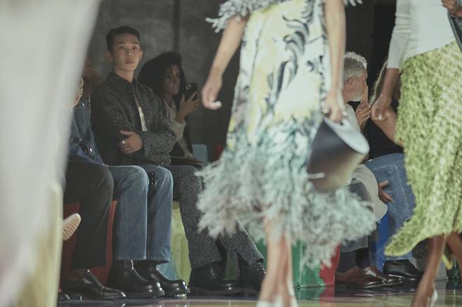 사진 : 보테가 베네타(Bottega Veneta), 2023년 여름 컬렉션 패션쇼에 참석한 배우 유아인 ⓒBottega Veneta