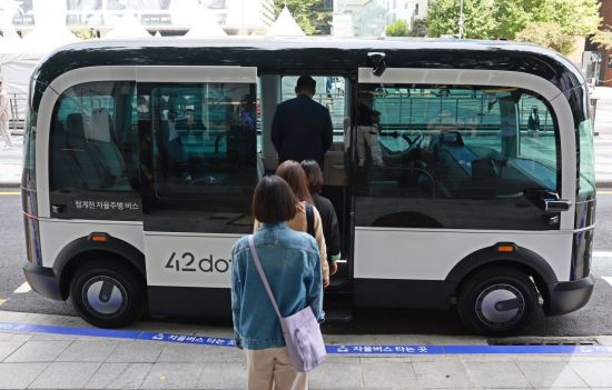 서울 청계광장 정류소에서 자율주행 전용버스에 사람들이 타고 있다.＜이미지출처:연합뉴스＞