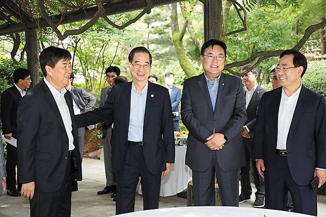 총리·비서실장·與지도부 한자리에 - 25일 서울 삼청동 국무총리 공관에서 열린 고위 당정협의회 참석자들이 웃으며 대화하고 있다. 왼쪽부터 김대기 대통령 비서실장, 한덕수 국무총리, 국민의힘 정진석 비상대책위원장, 주호영 원내대표. /연합뉴스