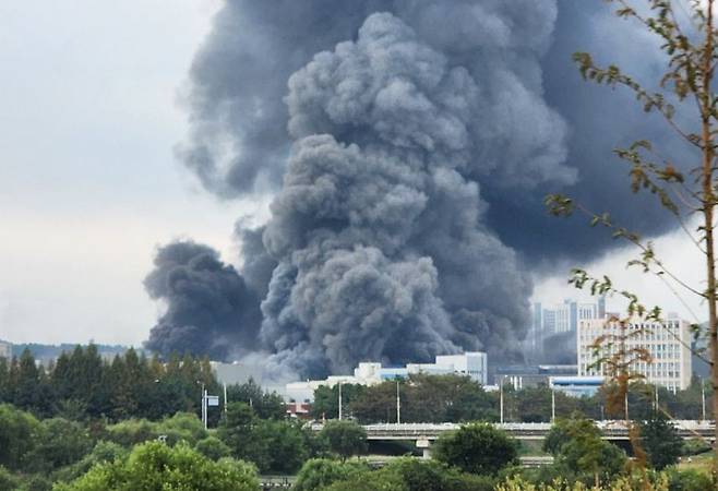 26일 오전 대전 현대아울렛에서 불이나 8명의 사상자가 발생했다. 사진은 화재 초기 검은 연기가 치솟는 모습. /연합뉴스