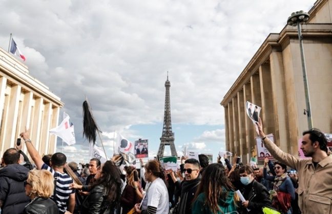 이란 도덕경찰에 체포됐다 사망한 한 여성의 죽음에 대한 규탄시위를 연대하기 위해  25일(현지시간) 프랑스 파리 시내에 모인 시위대가 주프랑스 이란대사관을 향해 행진하고 있다. ⓒEPA/연합뉴스