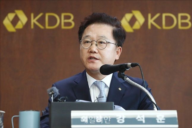 강석훈 KDB산업은행 회장이 26일 오후 서울 여의도 KDB산업은행 본점에서 대우조선해양을 한화그룹에 매각하는 것과 관련해 기자간담회를 갖고 있다. ⓒ데일리안 홍금표 기자