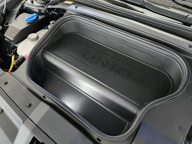 아이오닉6 프렁크 커버가 없다.