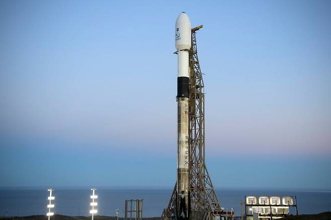 2021년 11월 22일 미국 캘리포니아 반덴버그 공군기지에 '다트 우주선'을 탑재한 스페이스X 팰컨9이 기립해 있다. 사진=미 항공우주국(NASA)