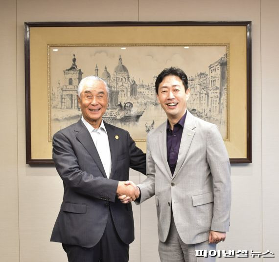 윤형중 한국공항공사 사장(오른쪽)이 26일 일본 하네다 공항에서 타카시로 이사오 일본공항빌딩 회장과 항공수요 회복을 위한 협력방안을 논의하고 기념사진을 촬영하고 있다. 한국공항공사 제공