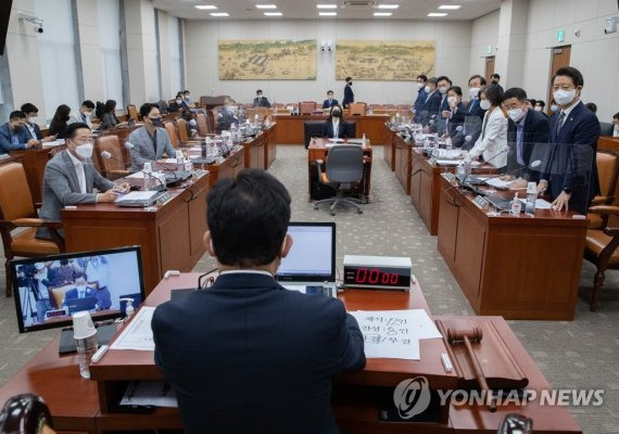 23일 오전 서울 여의도 국회에서 열린 교육위원회 전체회의에서 '2022년도 국정감사 증인 등 출석요구의 건'이 더불어민주당 의원들의 기립표결로 통과되고 있다. 사진=연합뉴스