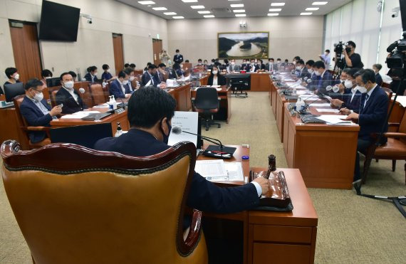 소병훈 국회 농림축산식품해양수산위원장이 20일 서울 여의도 국회에서 열린 농림축산식품해양수산위원회 전체회의에서 의사봉을 두드리고 있다. (공동취재) 2022.9.20/뉴스1 /