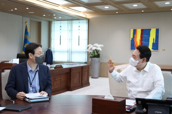 윤석열 대통령이 26일 서울 용산 대통령실 청사에서 수석비서관회의를 주재하고 있다. 연합뉴스