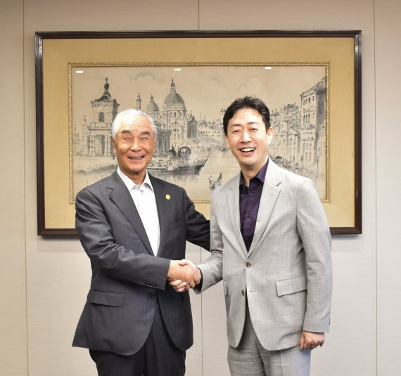 윤형중 한국공항공사 사장(오른쪽)이 26일 일본 하네다 공항에서 타카시로 이사오 일본공항빌딩 회장과 항공수요 회복을 위한 협력방안을 논의하고 기념사진을 촬영하고 있다. 한국공항공사 제공