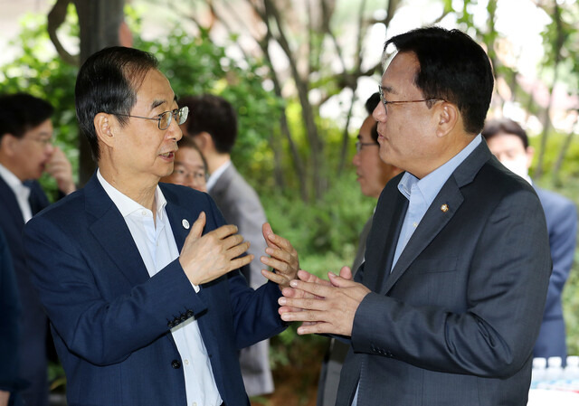 한덕수 국무총리(왼쪽)와 정진석 국민의힘 비상대책위원장이 25일 서울 종로구 총리공관에서 열린 제4차 고위당정협의회에서 얘기를 나누고 있다. 두 사람은 27~28일 정부 조문사절단으로 일본을 방문해 아베 신조 전 총리의 국장에 참석할 예정이다. 연합뉴스