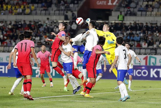 대한민국 올림픽 축구대표팀과 우즈베키스탄의 친선경기가 열린 26일 저녁 경기 화성종합경기타운 주경기장에서 선수들이 볼다툼을 하고있다. 김혜윤 기자