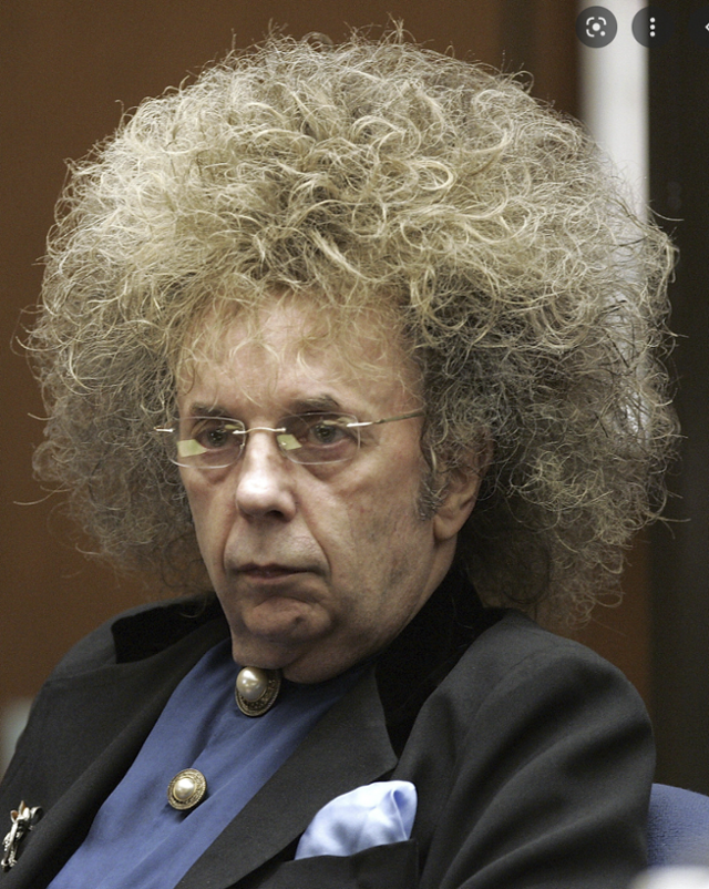 2005년 5월 가발을 쓴 채 LA 법원 재판정 피고석에 앉아 있는 필 스펙터. AP 연합뉴스