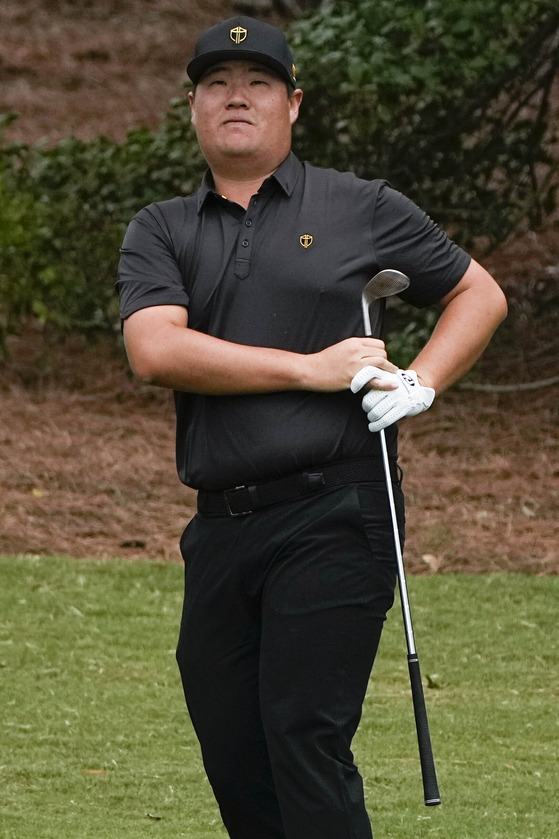 Sungjae Im, of South Korea, watches his shot to the third green during their singles match at the Presidents Cup golf tournament at the Quail Hollow Club, Sunday, Sept. 25, 2022, in Charlotte, N.C. (AP Photo/Chris Carlson)  〈저작권자(c) 연합뉴스, 무단 전재-재배포 금지〉