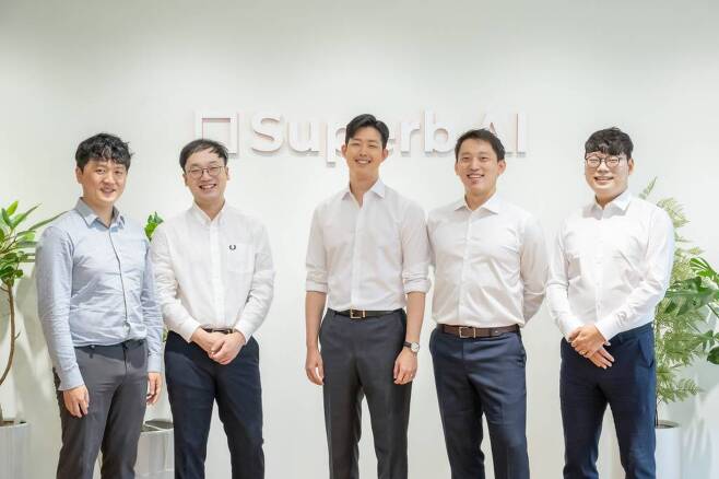 이종혁, 이정권(CTO), 김현수(CEO), 이현동, 차문수 공동창업자(왼쪽부터), 출처: 슈퍼브에이아이