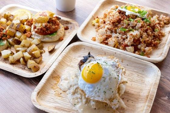 리틀 피카스의 대표 메뉴들. 하단부터 시계방향으로 로코모코, 차모로 베네딕트, 차모로 프라이드 라이스.