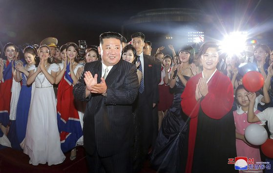 김정은 북한 국무위원장과 이설주 여사가 지난 8일 북한 정권 수립 74주년 경축행사에서 공연자들을 격려하고 있다. AP=연합뉴스