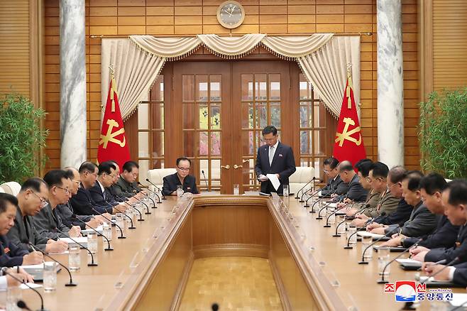 조선노동당 중앙위원회 제8기 제10차 정치국 회의가 25일 당중앙위원회 본부청사에서 진행됐다. (출처 : 조선중앙통신)