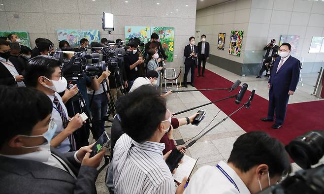 영국ㆍ미국ㆍ캐나다 순방을 마치고 귀국한 윤석열 대통령이 26일 오전 서울 용산 대통령실 청사로 출근하며 취재진의 질문에 답하고 있다. 연합뉴스