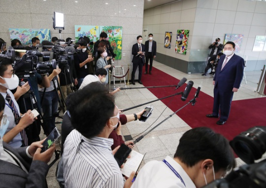President Yoon Suk-yeol, who returned from his trip to the United Kingdom, the United States and Canada, answers questions from the press on his way to work in the Office of the President in Yongsan, Seoul on the morning of September 26. Yonhap News