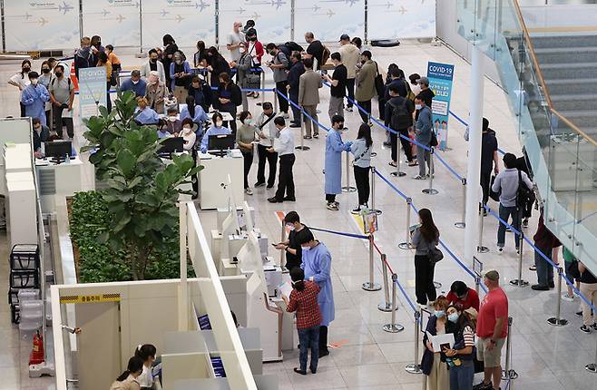 26일 인천국제공항 제2터미널 코로나19 검사센터가 입국자들로 붐비고 있다. 연합뉴스