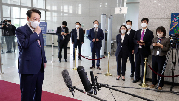 윤석열 대통령이 26일 오전 서울 용산 대통령실 청사로 출근하며 취재진의 질문에 답하고 있다. 연합뉴스