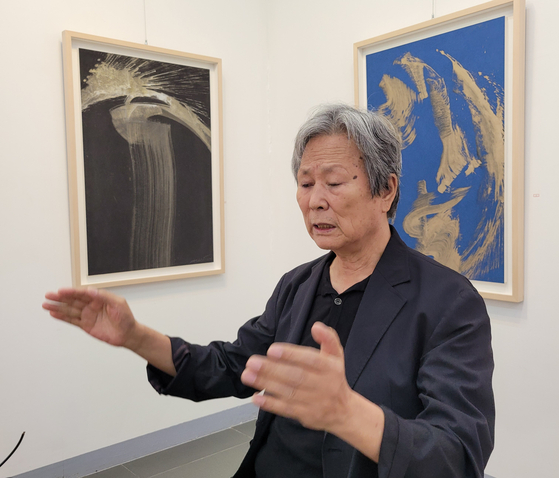 Artist Kim Young-won explain about his works at Chung Jark Gallery in southern Seoul last Monday. [MOON SO-YOUNG]