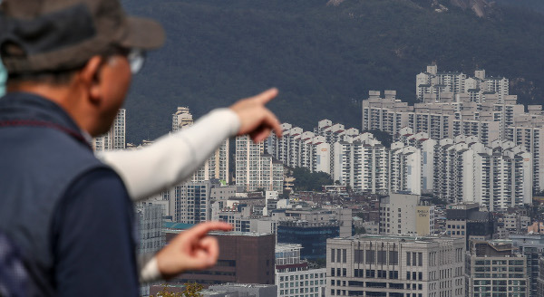 25일 서울 남산에서 바라본 서울 도심 아파트의 모습. 뉴시스