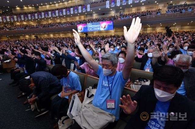 '한국교회 섬김의 날' 행사에 참석한 전국 목회자들이 26일 서울 서초구 사랑의교회 본당에서 두 손을 들고 기도하고 있다. 신석현 포토그래퍼