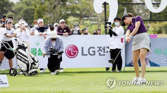 (인천=연합뉴스) 26일 인천 베어즈베스트청라골프클럽에서 열린 'LG전자 박세리 월드매치'. 미국여자프로골프(LPGA) 레전드로 출전한 로레나 오초아(멕시코)가 1번홀에서 티샷을 날리고 있다.