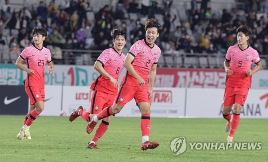 (화성=연합뉴스) 26일 경기도 화성종합경기타운 주 경기장에서 열린 올림픽 축구대표팀 평가전 한국과 우즈베키스탄의 경기. 골을 넣은 한국 조현택이 기뻐하고 있다.