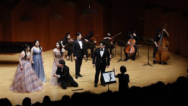 지난 18·25일 서울 예술의전당에서 열린 현대차정몽구재단 주최 `온드림 실내악 시리즈` 공연에서 재단 지원 문화예술 인재 장학생들이 온드림 앙상블 연주를 하고 있다. [사진 제공 = 현대차정몽구재단]