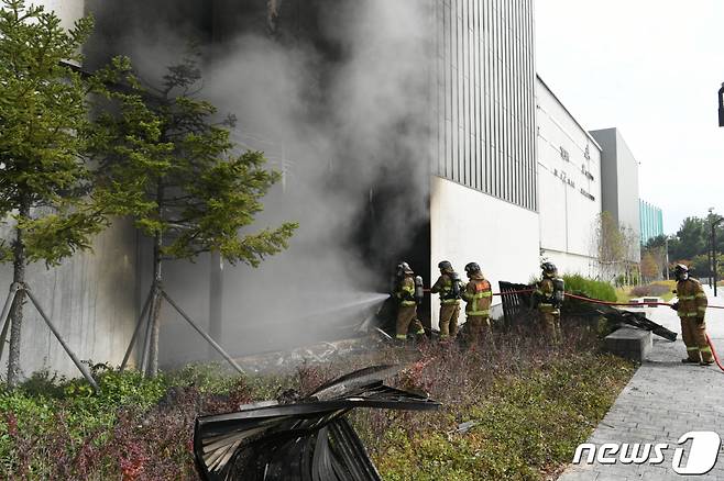 (대전=뉴스1) = 26일 오전 대전 유성구 용산동 현대프리미엄 아울렛 지하에서  소방대원들이 화재를 진압하고 있다. (소방청 제공) 2022.9.26/뉴스1  Copyright (C) 뉴스1. All rights reserved. 무단 전재 및 재배포 금지.