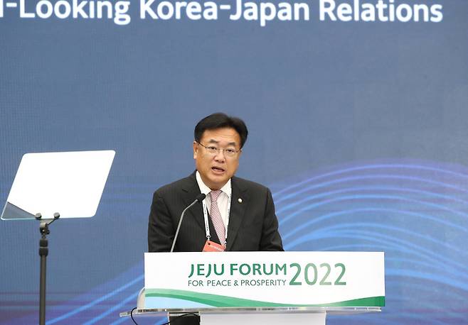 [서귀포=뉴시스] 우장호 기자 = 정진석 국회부의장이 지난 15일 오후 제주 서귀포시 제주국제컨벤션센터(ICC)에서 열린 제17회 평화와 번영을 위한 제주포럼 특별세션 '미래지향적 한일관계'에 참석해 개회사하고 있다. 이번 포럼은 '갈등을 넘어 평화로, 공존과 협력'을 대주제로 국내외 30개 기관에서 참여해 60개 세션을 진행한다. 2022.09.15. woo1223@newsis.com