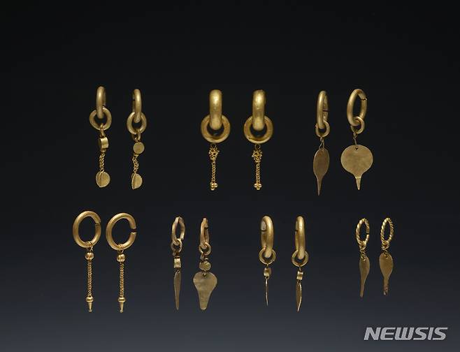 [서울=뉴시스] 백제 귀걸이 연출 사진. (사진=국립공주박물관 제공) 2022.09.26. photo@newsis.com *재판매 및 DB 금지