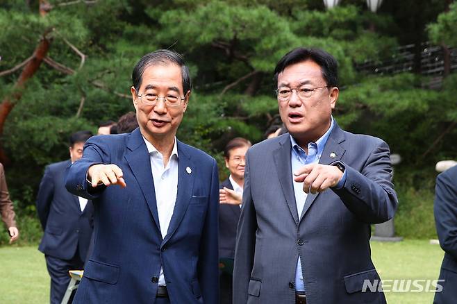 [서울=뉴시스] 김선웅 기자 = 한덕수 국무총리와 국민의힘 정진석 비상대책위원장이 25일 서울 종로구 총리공관에서 열린 고위당정협의회에 참석해 대화하고 있다. (공동취재사진) 2022.09.25. photo@newsis.com